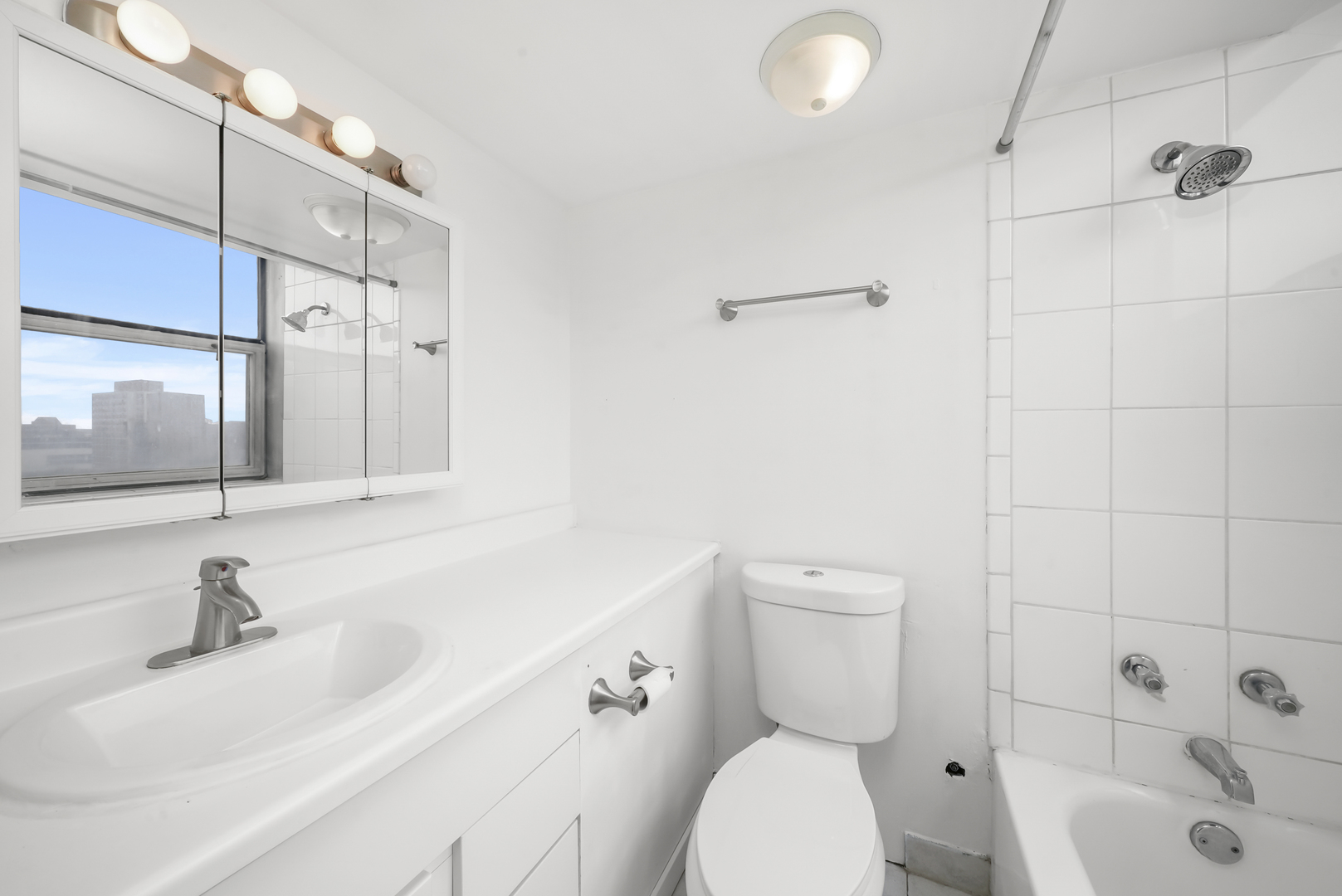 3110 North Sheridan Road, Unit 1207 Chicago, IL 60657 - Photo 20 of 32 a bathroom with a toilet sink shower and mirror