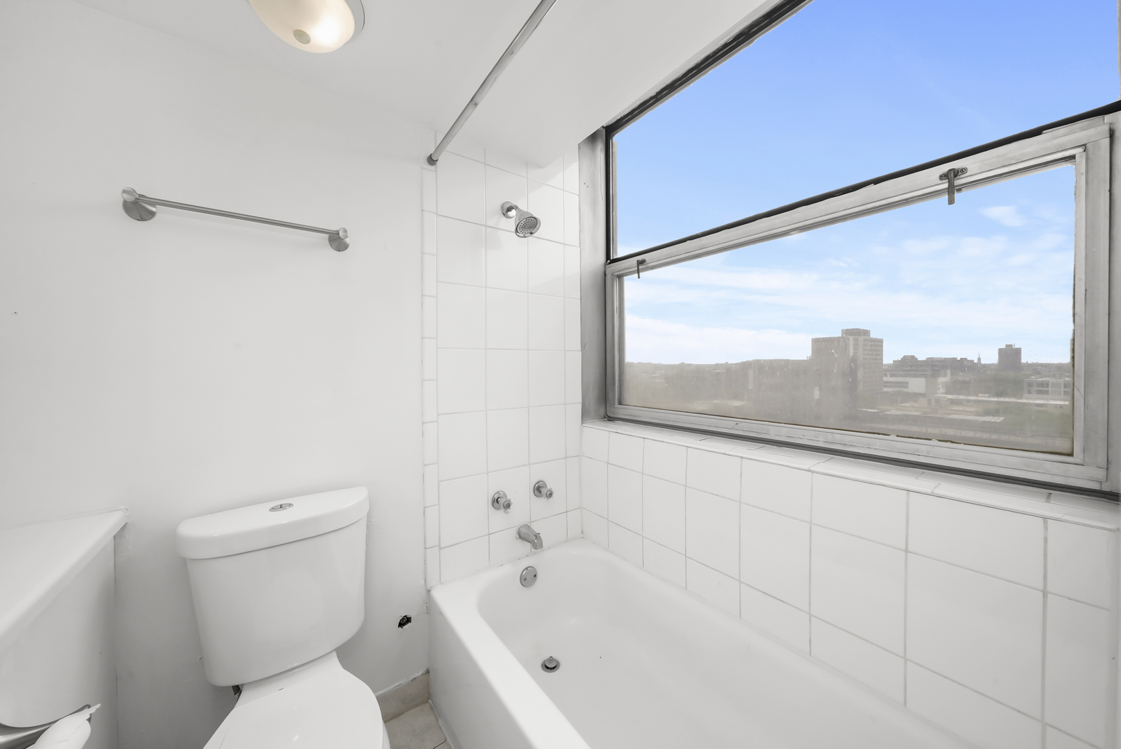 3110 North Sheridan Road, Unit 1207 Chicago, IL 60657 - Photo 21 of 32 a bathroom with a bathtub and a toilet