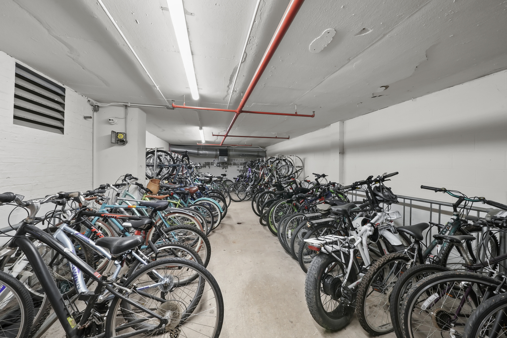 3110 North Sheridan Road, Unit 1207 Chicago, IL 60657 - Photo 25 of 32 a view of a room with gym equipment