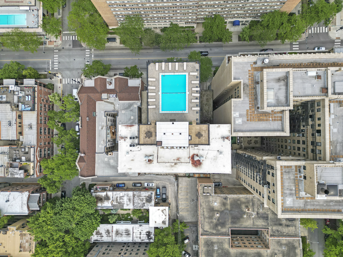 3110 North Sheridan Road, Unit 1207 Chicago, IL 60657 - Photo 28 of 32 a aerial view of a house with a garden