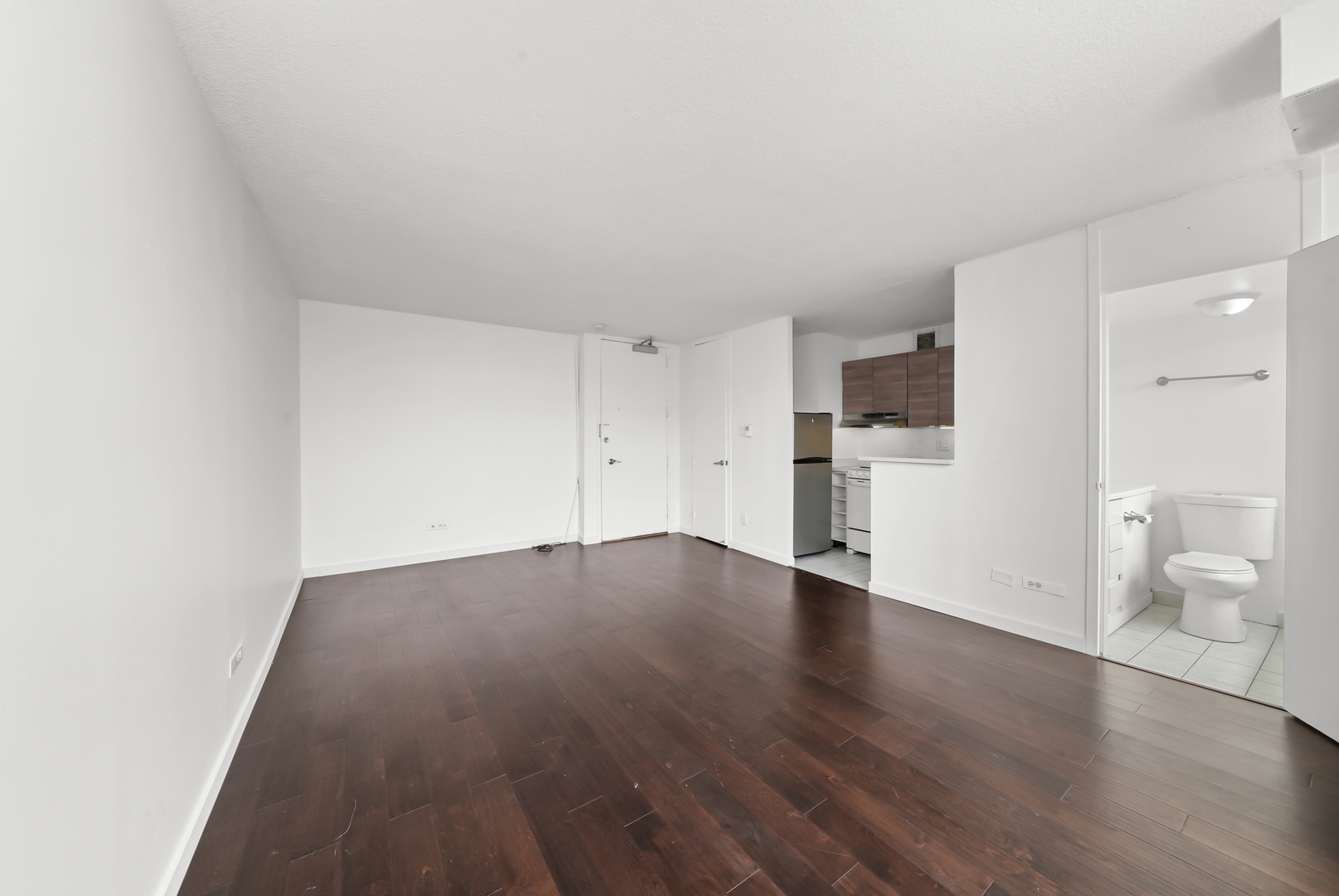 3110 North Sheridan Road, Unit 1207 Chicago, IL 60657 - Photo 10 of 32 a view of empty room with wooden floor and window