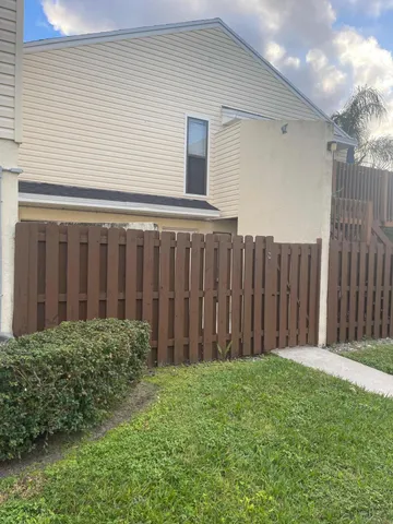 a view of a backyard