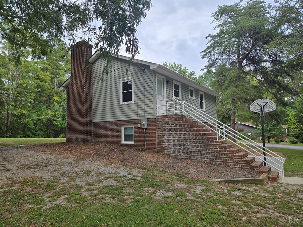 1409 High Street Farmville, VA 23901 - Photo 15 of 16 a backyard of a house with table and chairs