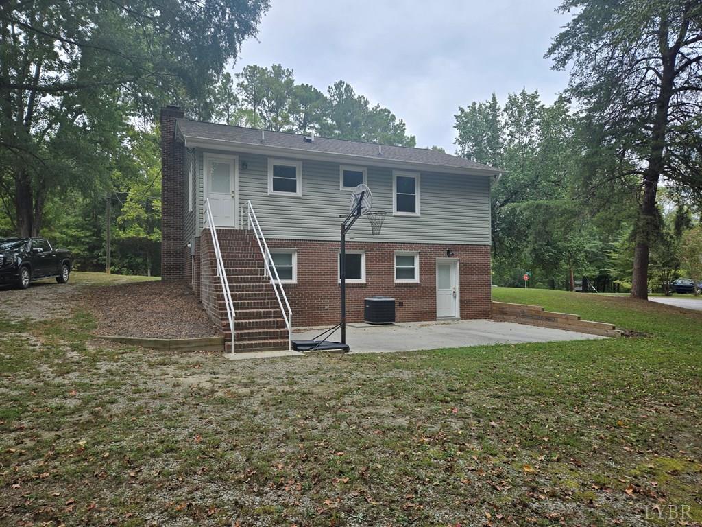 1409 High Street Farmville, VA 23901 - Photo 2 of 16 a front view of a house with a yard