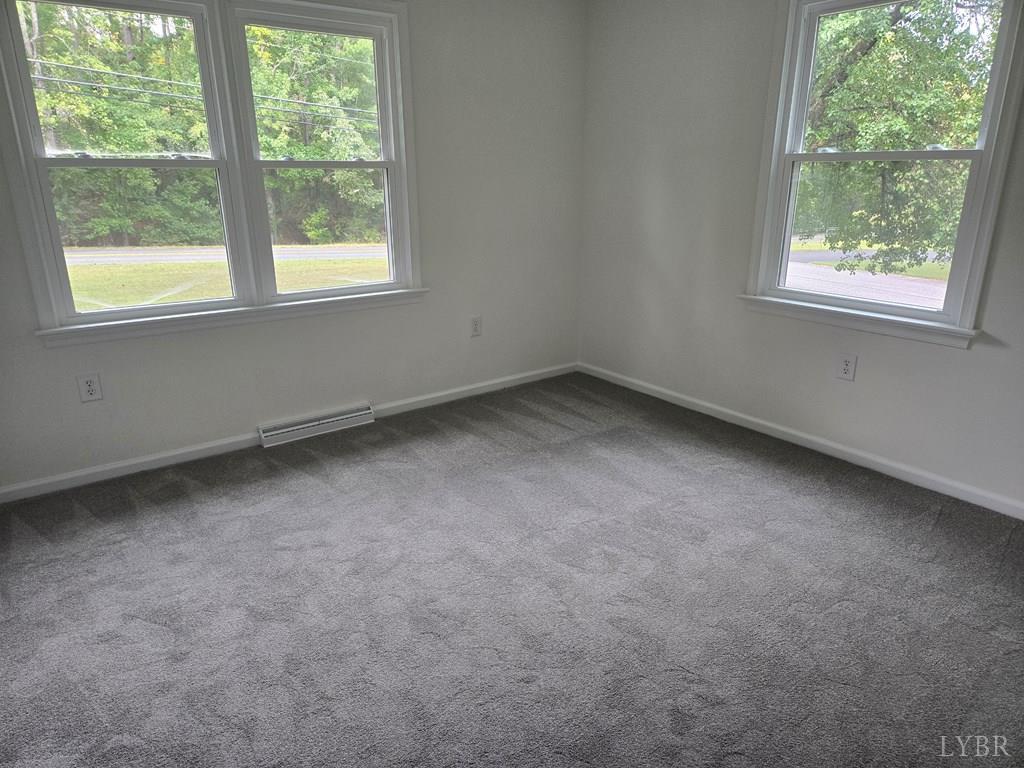 1409 High Street Farmville, VA 23901 - Photo 6 of 16 an empty room with a window
