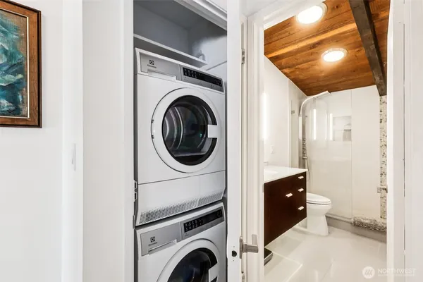 a view of entryway with washer and dryer