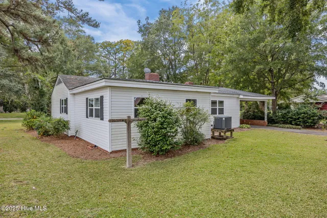 $245,000 | 105 Lakeview Drive, Trenton, NC 28585