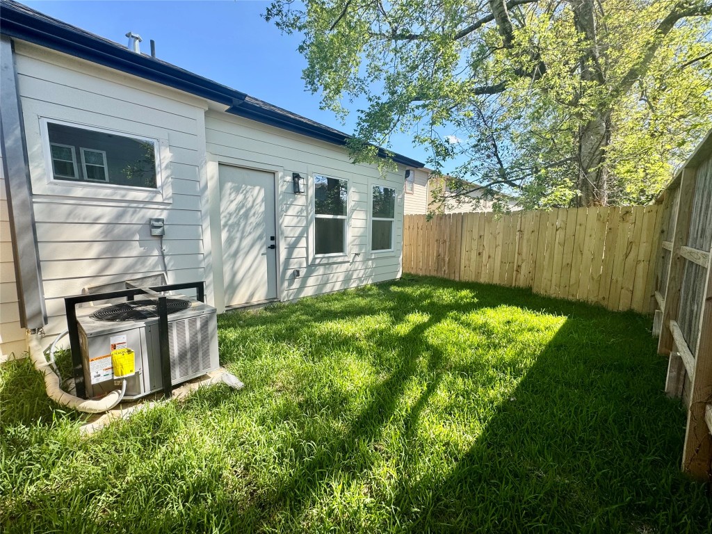 6928 Paris Street, Unit B Houston, TX 77021 - Photo 20 of 20 a view of a backyard with plants and large trees