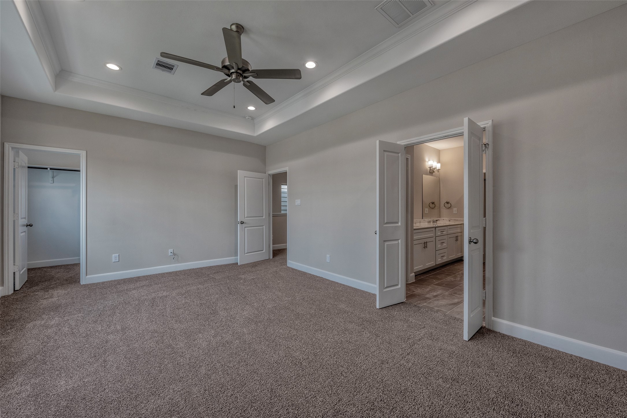 4135 Du Pont Street Houston, TX 77021 - Photo 19 of 30 an empty room and chandelier fan in a room