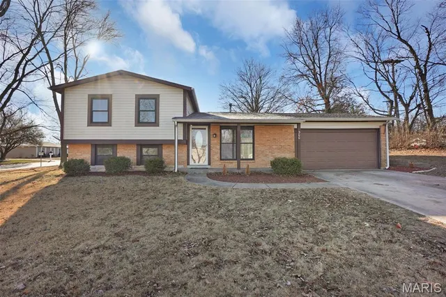 $295,000 | 300 Mill Pond Drive, O'Fallon, MO 63366