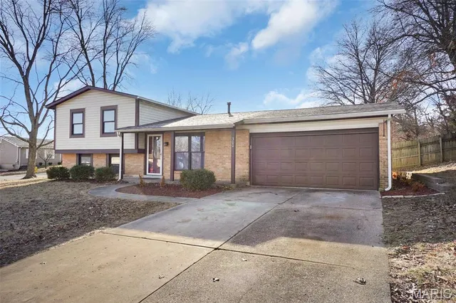 $295,000 | 300 Mill Pond Drive, O'Fallon, MO 63366