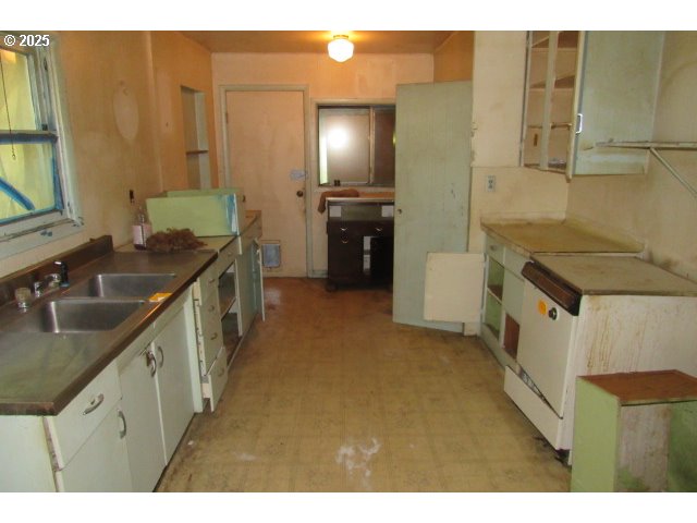 509 East Dyke Road Dillard, OR 97432 - Photo 6 of 13 Gallery Image 6