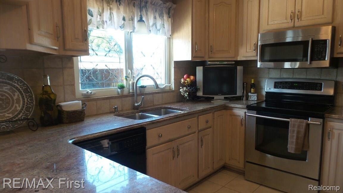 745 Vernier Road Grosse Pointe, MI 48236 - Photo 7 of 19 20180402_102252_resized.jpg