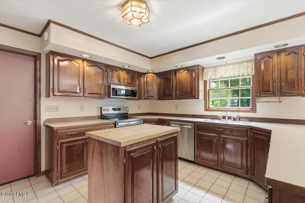 908 Mohegan Road Niskayuna, NY 12309 - Photo 9 of 40 17-011_MW2_0458