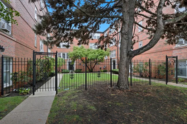 $1,925 | 2412 West Farragut Avenue, Unit 2B2422, Chicago, IL 60625