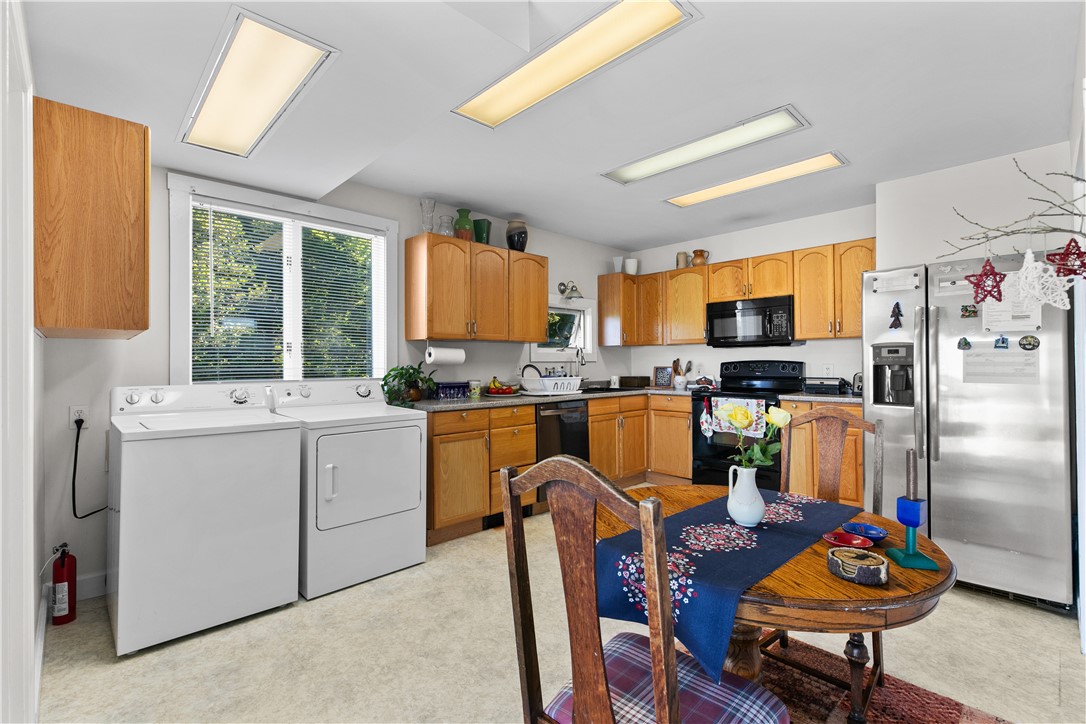 1042 Anthony Road Portsmouth, RI 02871 - Photo 4 of 24