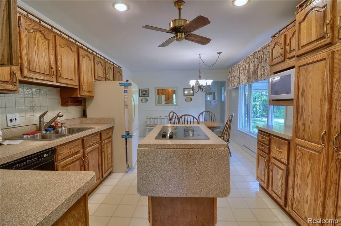 1759 West Gunn Road Rochester, MI 48306 - Photo 5 of 33 Kitchen.jpg