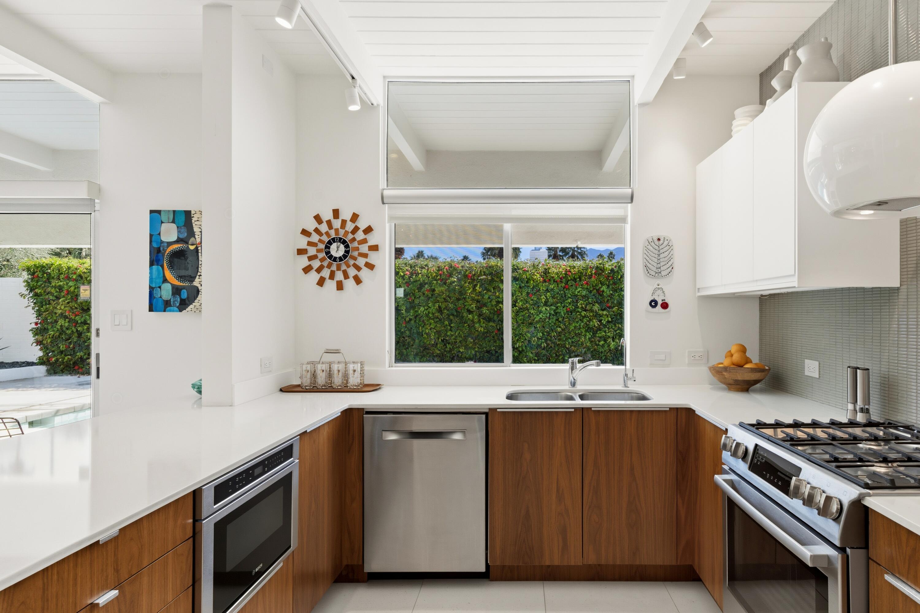 973 East La Jolla Road Palm Springs, CA 92264 - Photo 13 of 31 Kitchen