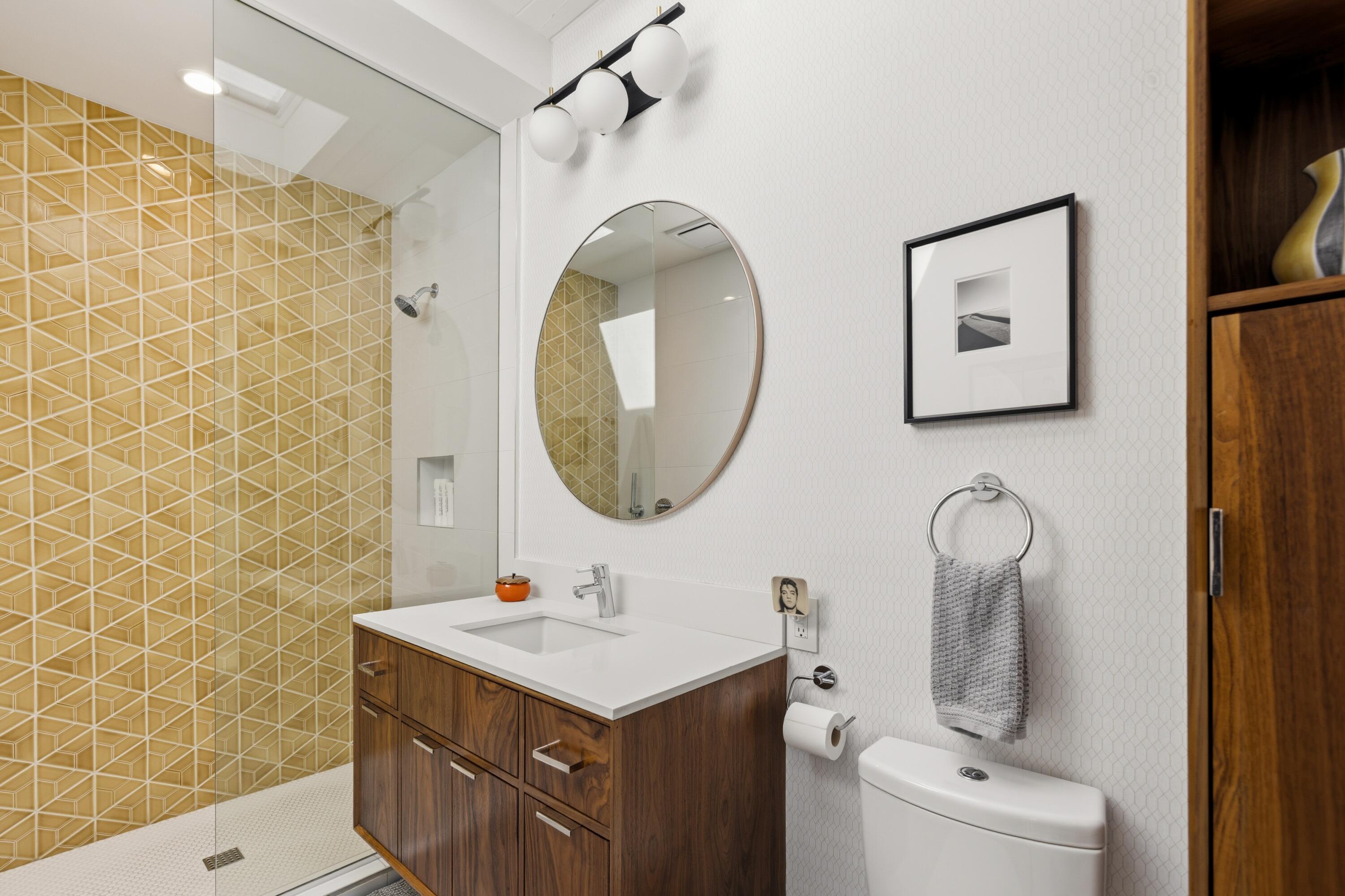 973 East La Jolla Road Palm Springs, CA 92264 - Photo 20 of 31 Hall bath