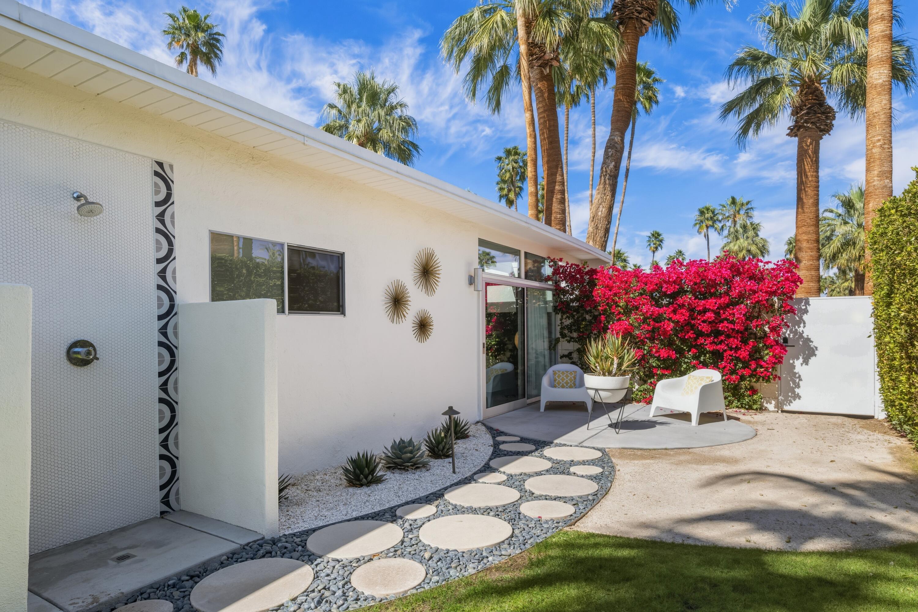 973 East La Jolla Road Palm Springs, CA 92264 - Photo 26 of 31 Side yard:shower