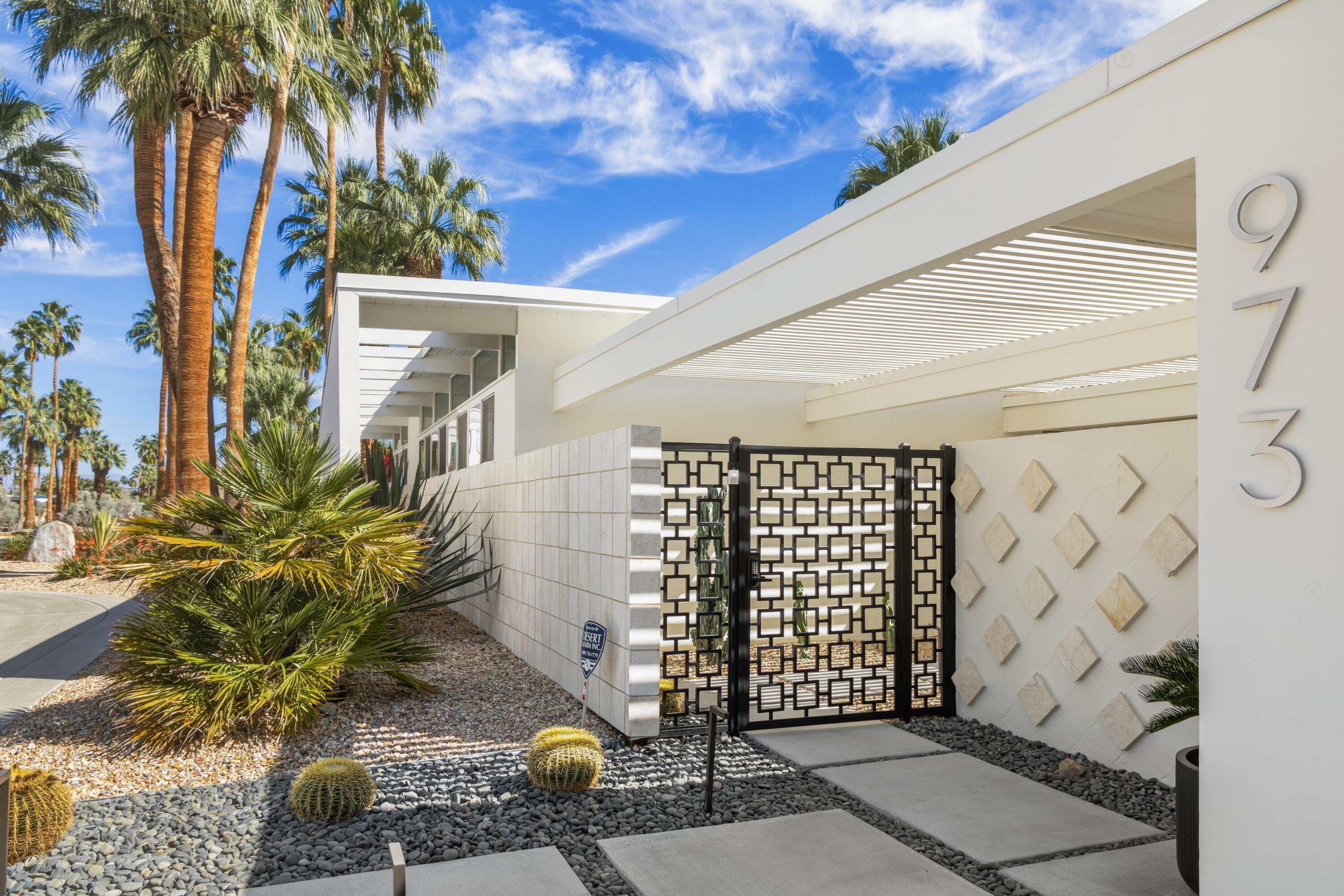 973 East La Jolla Road Palm Springs, CA 92264 - Photo 4 of 31 Front courtyard entry