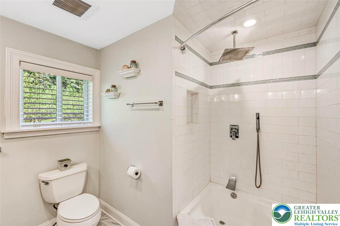 1284 Burger Hollow Road Effort, PA 18330 - Photo 38 of 100 Main Bathroom w/ Soaking Tub
