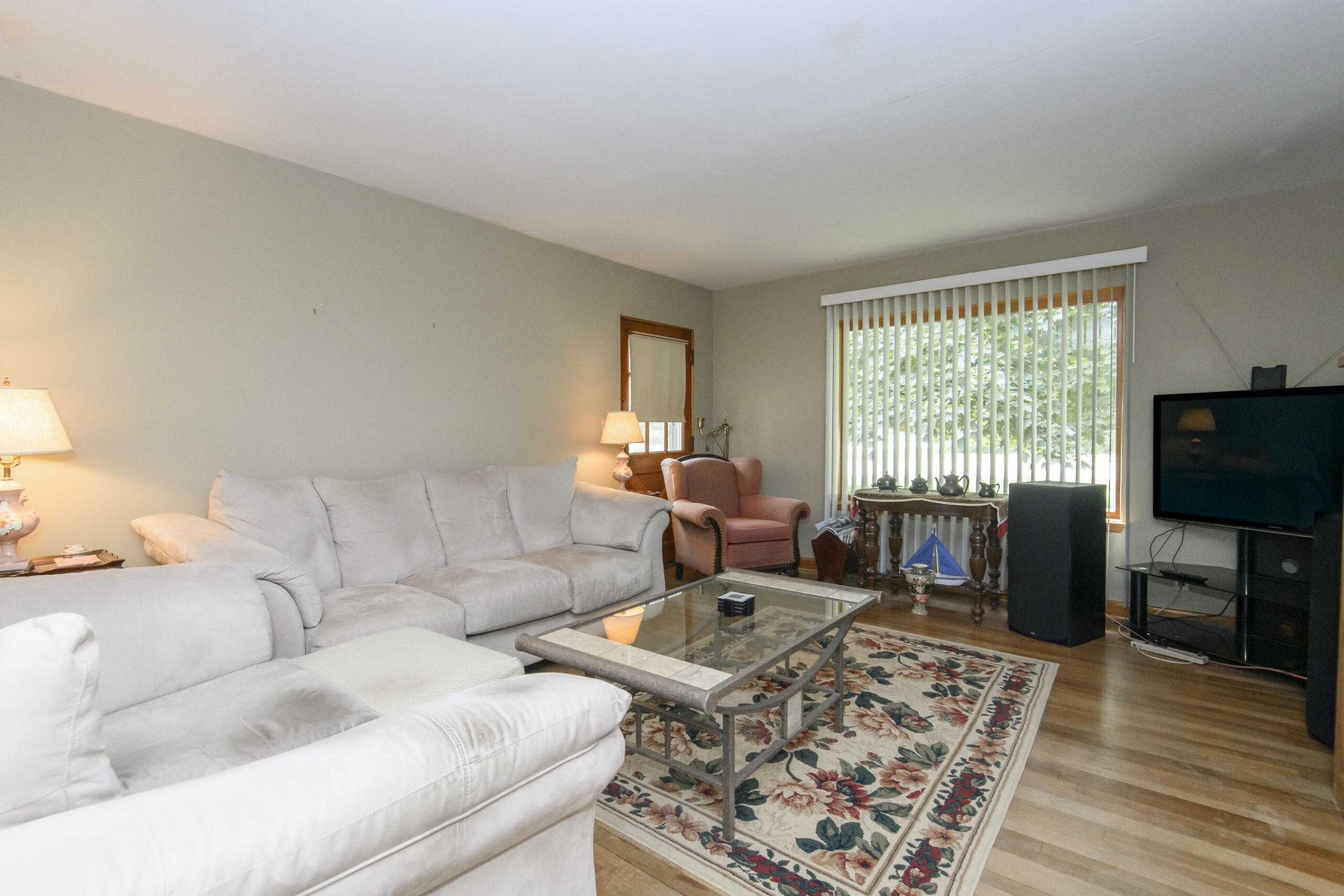 9610 North Cedarburg Road Mequon, WI 53092 - Photo 5 of 28 Large Living Room