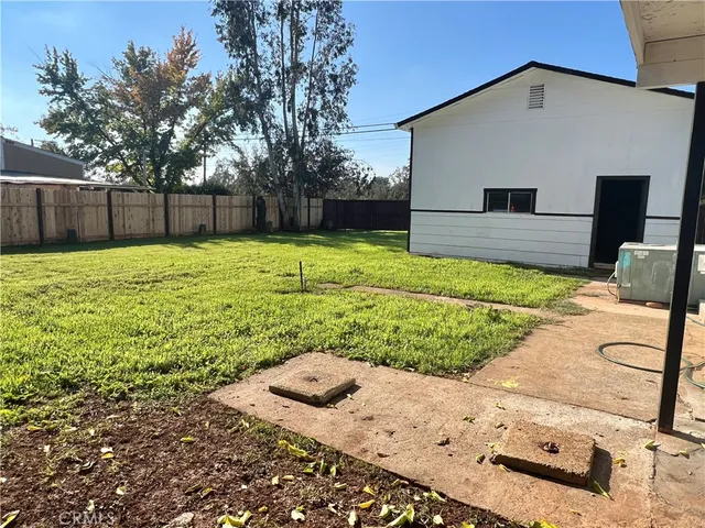 a view of a backyard