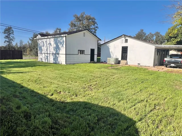 a view of a house with backyard and garden