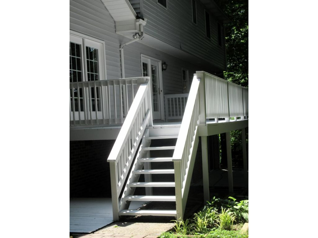 1608 Colonial Ridge Road Johnson City, TN 37604 - Photo 31 of 36 Rear Deck wsteps