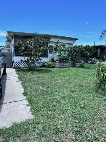 a view of a backyard