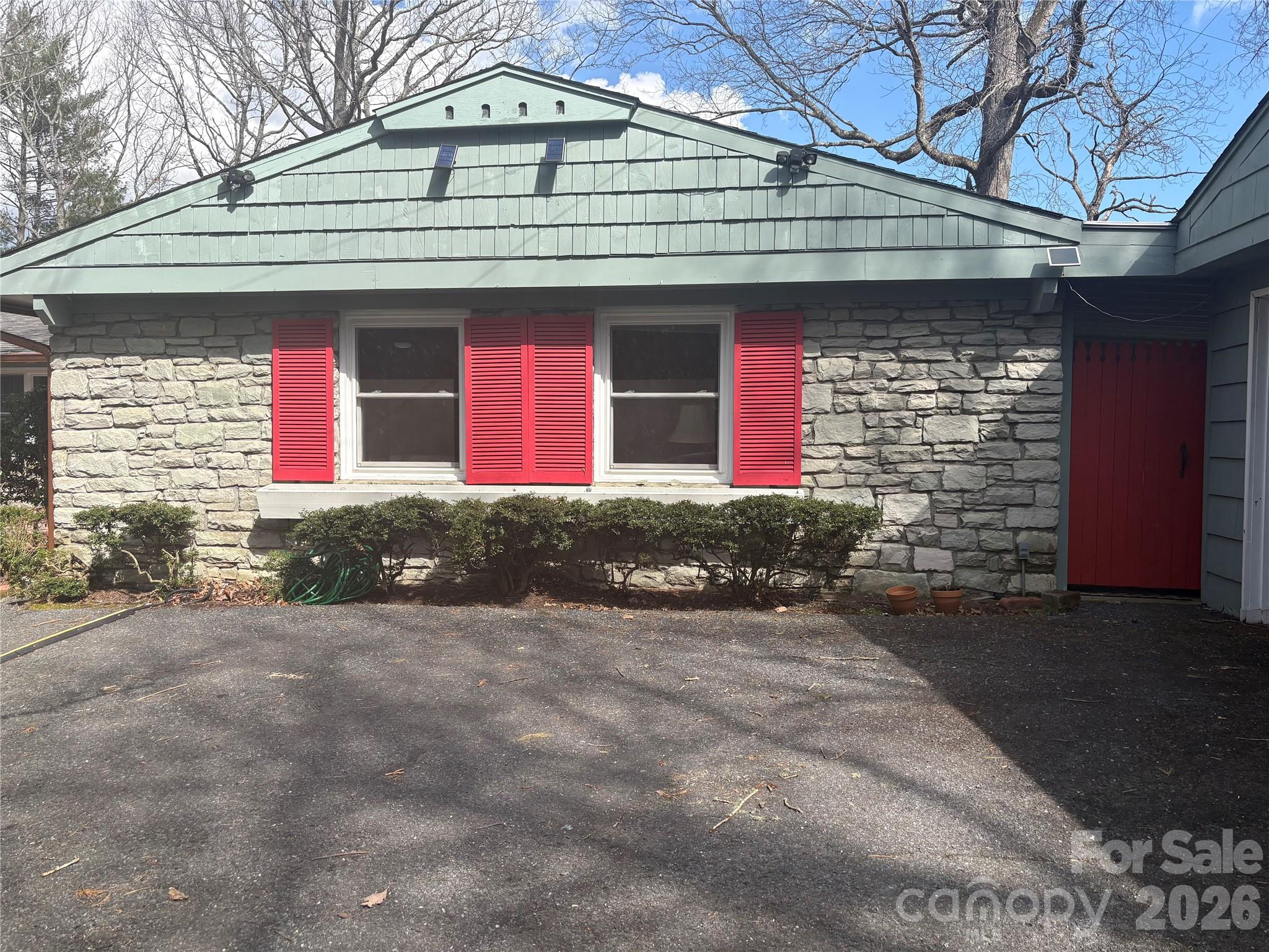 126 Ridgeview Road Spruce Pine, NC 28777 - Photo 2 of 39 a front view of a house