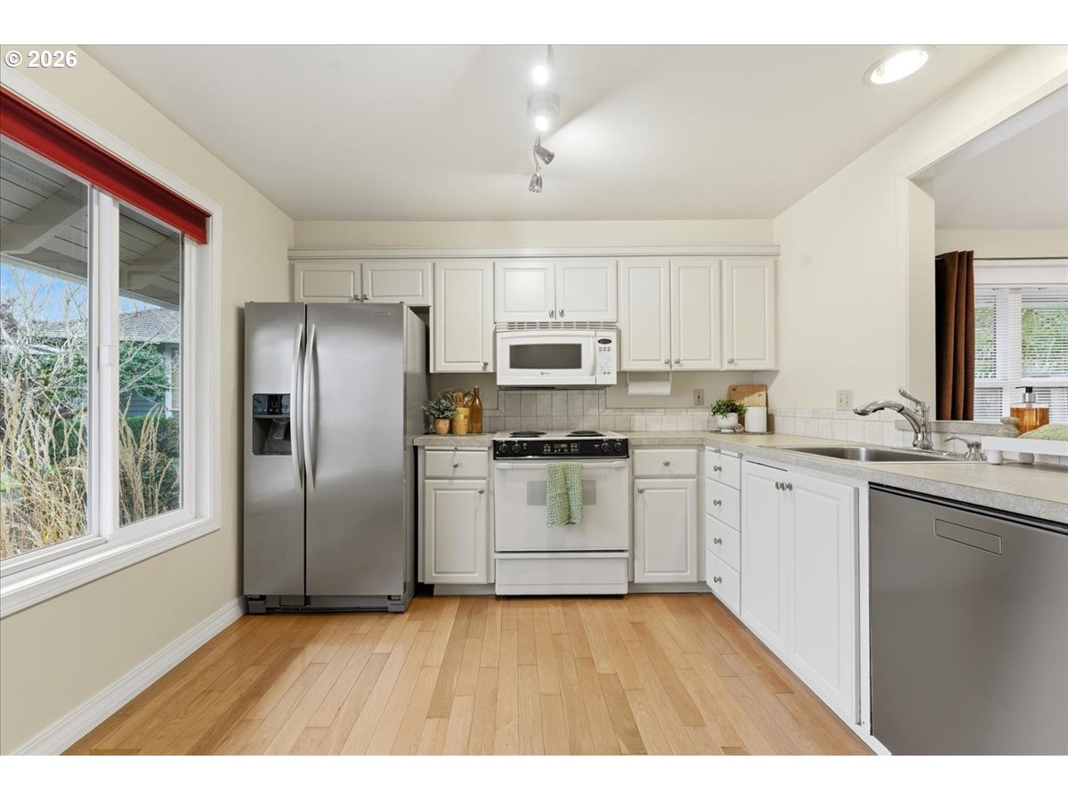 5212 Southwest Barclay Court Beaverton, OR 97005 - Photo 4 of 44 Kitchen