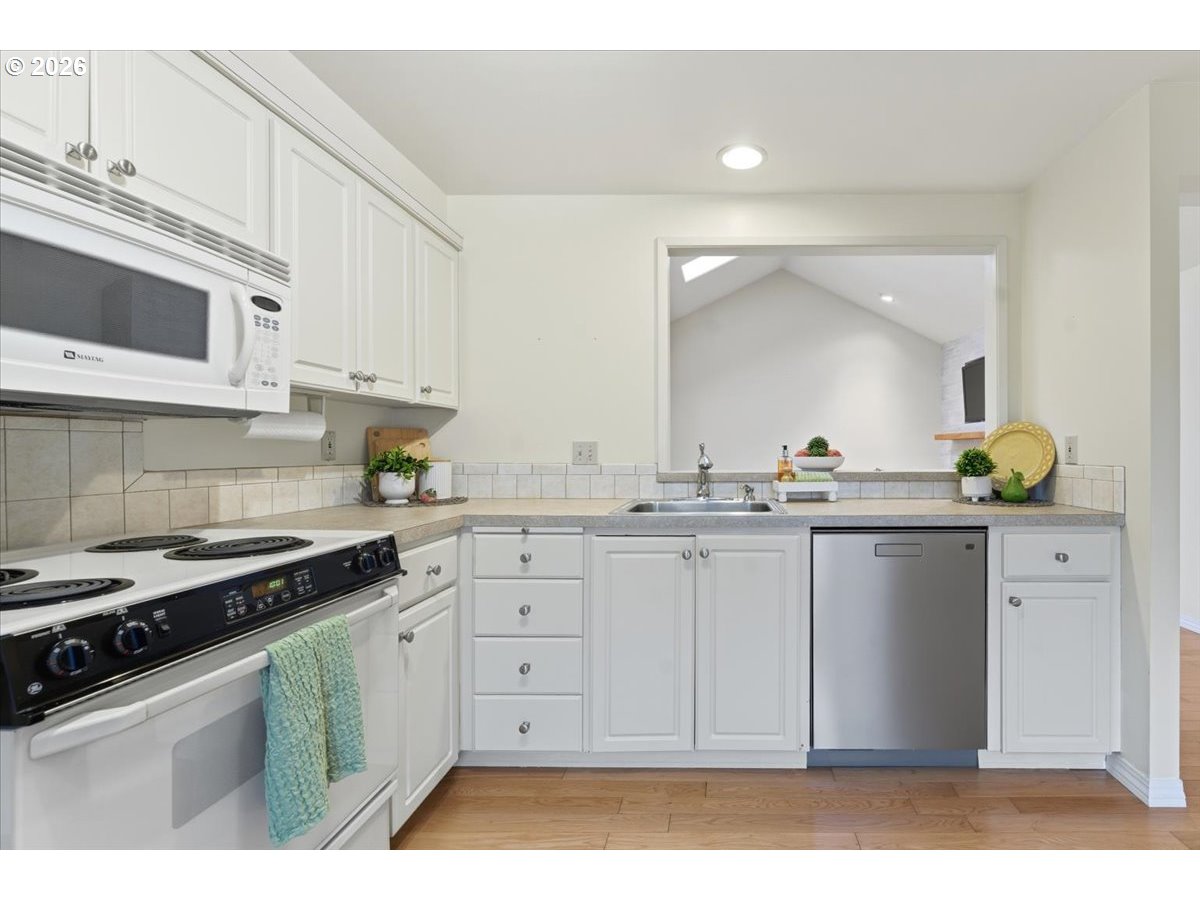 5212 Southwest Barclay Court Beaverton, OR 97005 - Photo 9 of 44 Kitchen