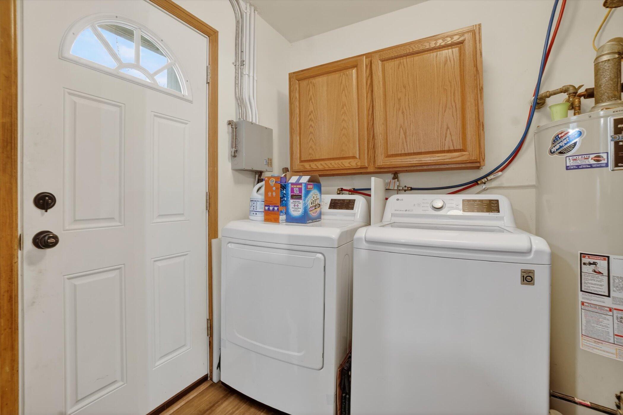 2911 South 56th Street Milwaukee, WI 53219 - Photo 25 of 31 32-2911-S-56th-St-WindowStill-Photograph