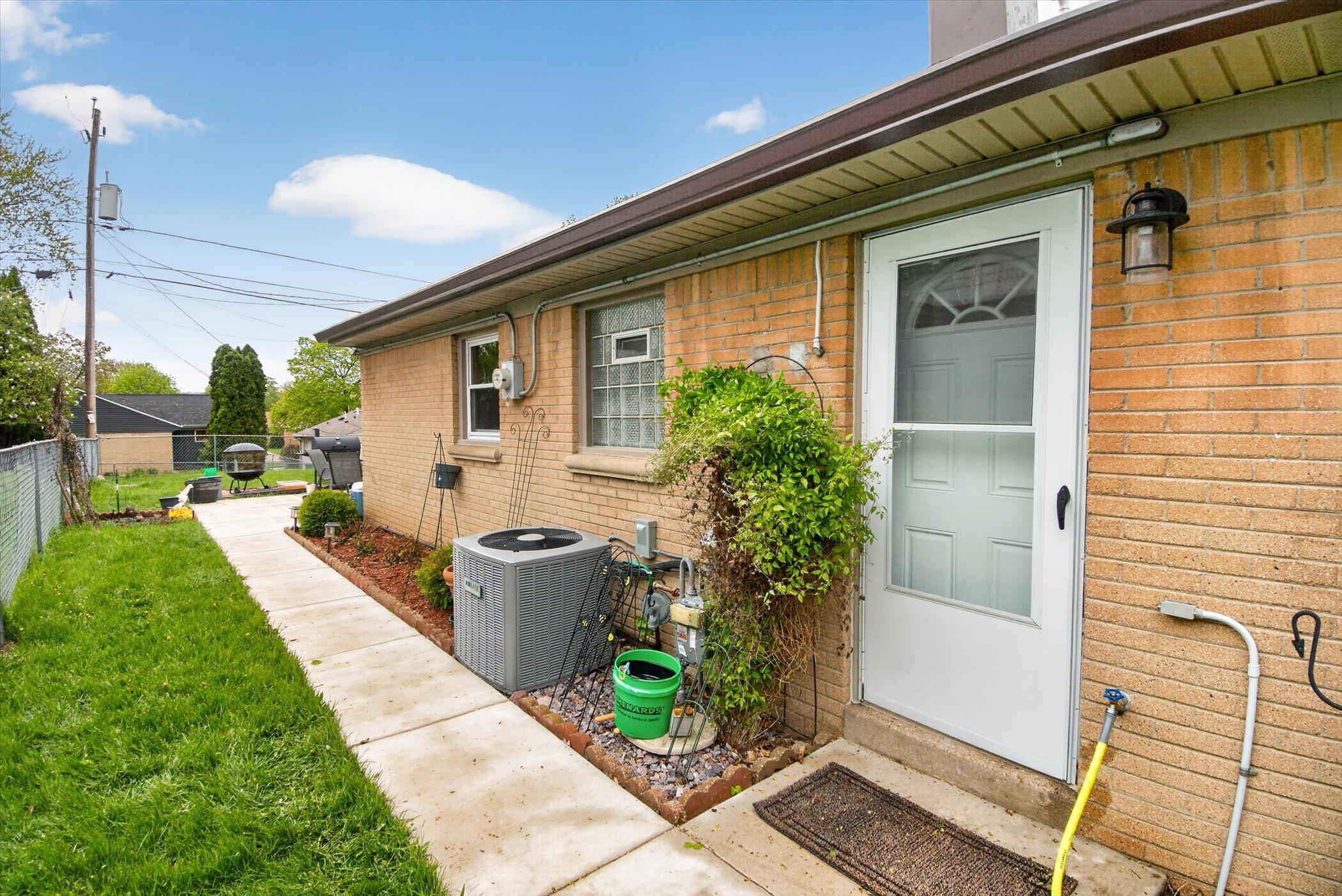 2911 South 56th Street Milwaukee, WI 53219 - Photo 26 of 31 33-2911-S-56th-St-WindowStill-Photograph