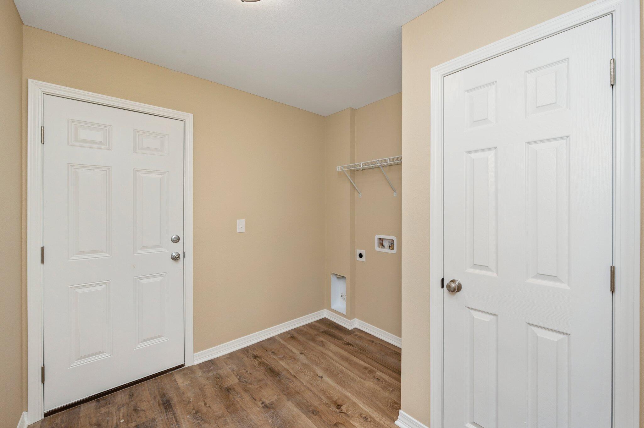 6014 Sand Hill Road Crestview, FL 32539 - Photo 34 of 41 an empty room with closet area