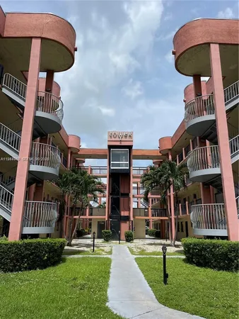 $2,100 | 5300 West 21st Court, Unit 413, Hialeah, FL 33016