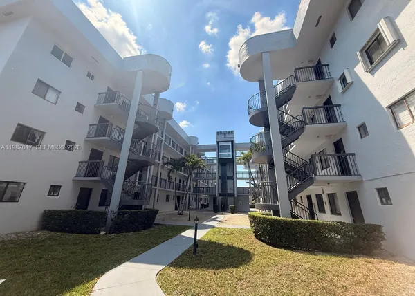 $2,200 | 5300 West 21st Court, Unit 413, Hialeah, FL 33016