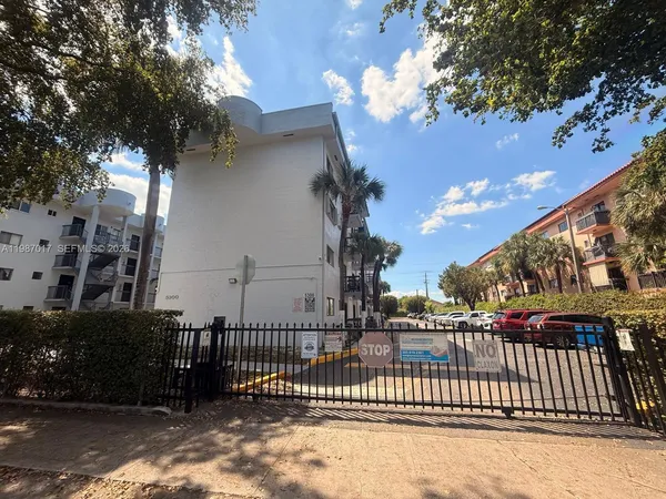 $2,200 | 5300 West 21st Court, Unit 413, Hialeah, FL 33016