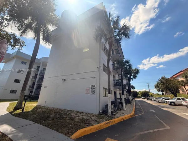 $2,200 | 5300 West 21st Court, Unit 413, Hialeah, FL 33016