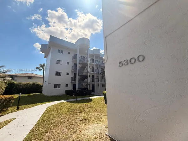 $2,200 | 5300 West 21st Court, Unit 413, Hialeah, FL 33016