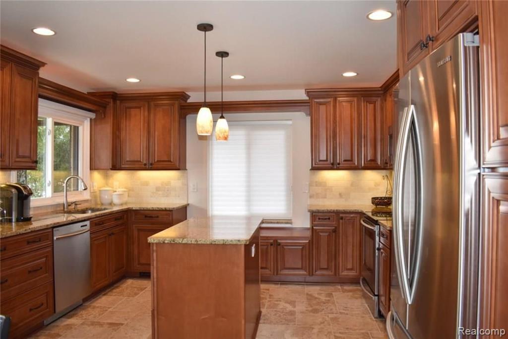31035 Carriage Hill Road Farmington Hills, MI 48331 - Photo 8 of 32