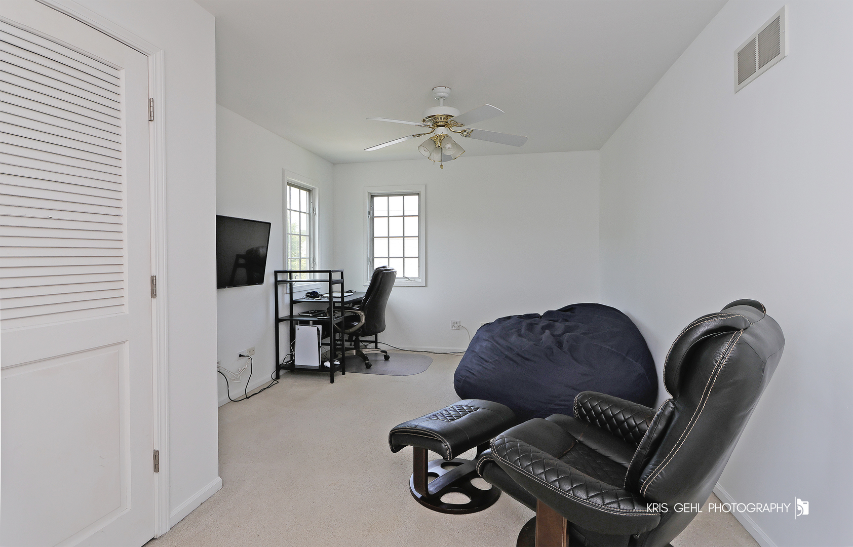 1277 Queen Ann Lane Gurnee, IL 60031 - Photo 12 of 25 a living room with furniture and a flat screen tv