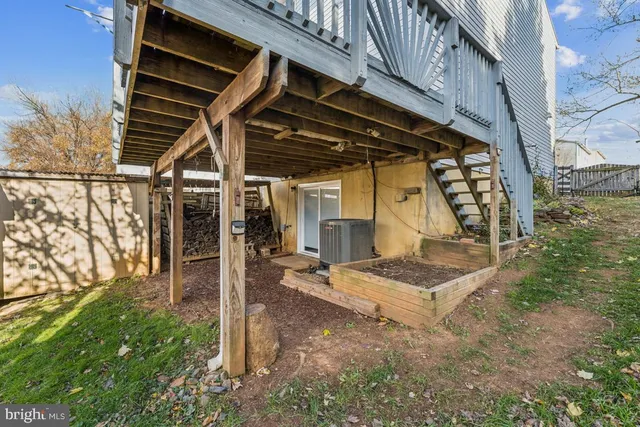a view of a yard with an trees