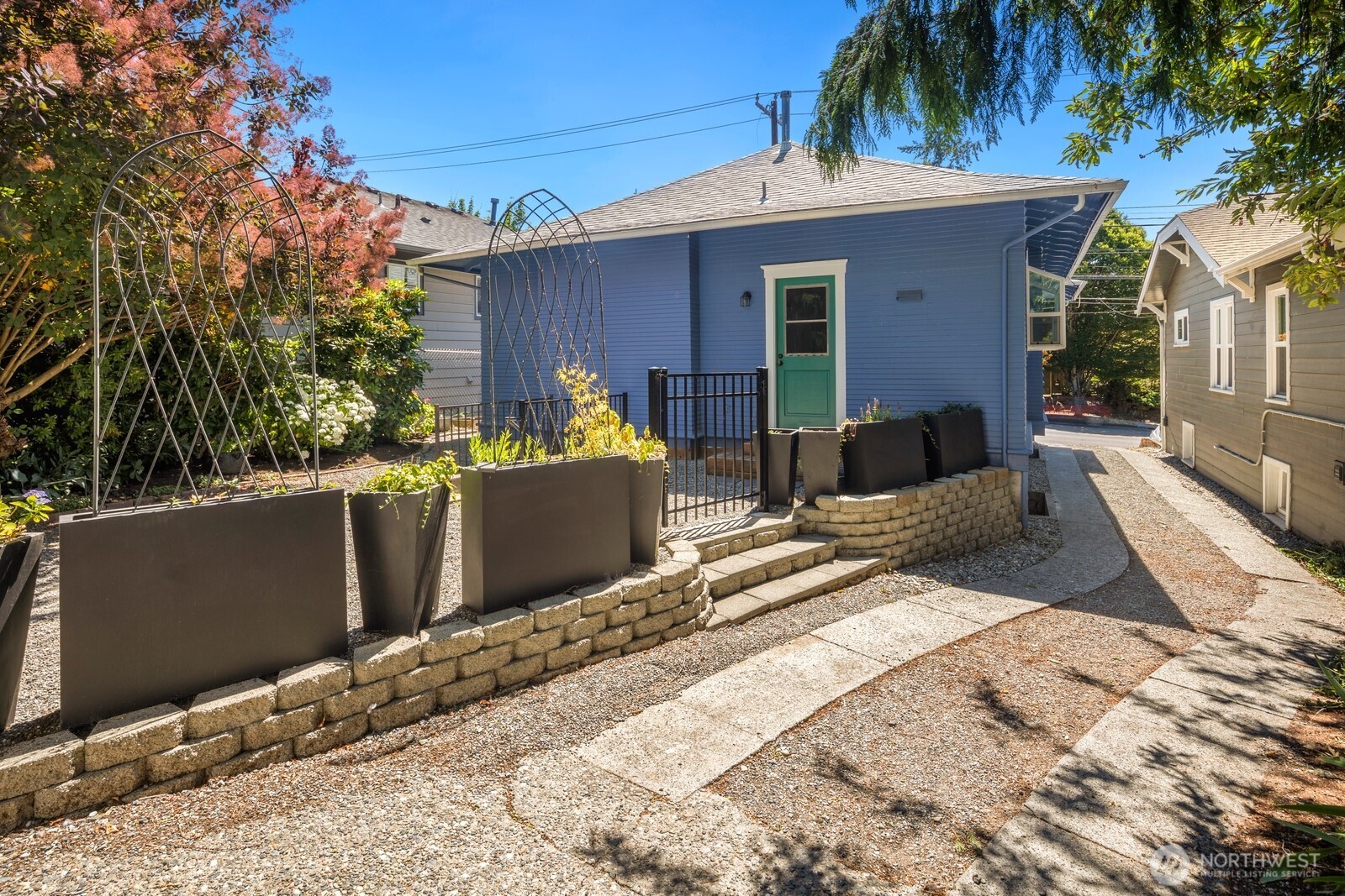 a view of a backyard