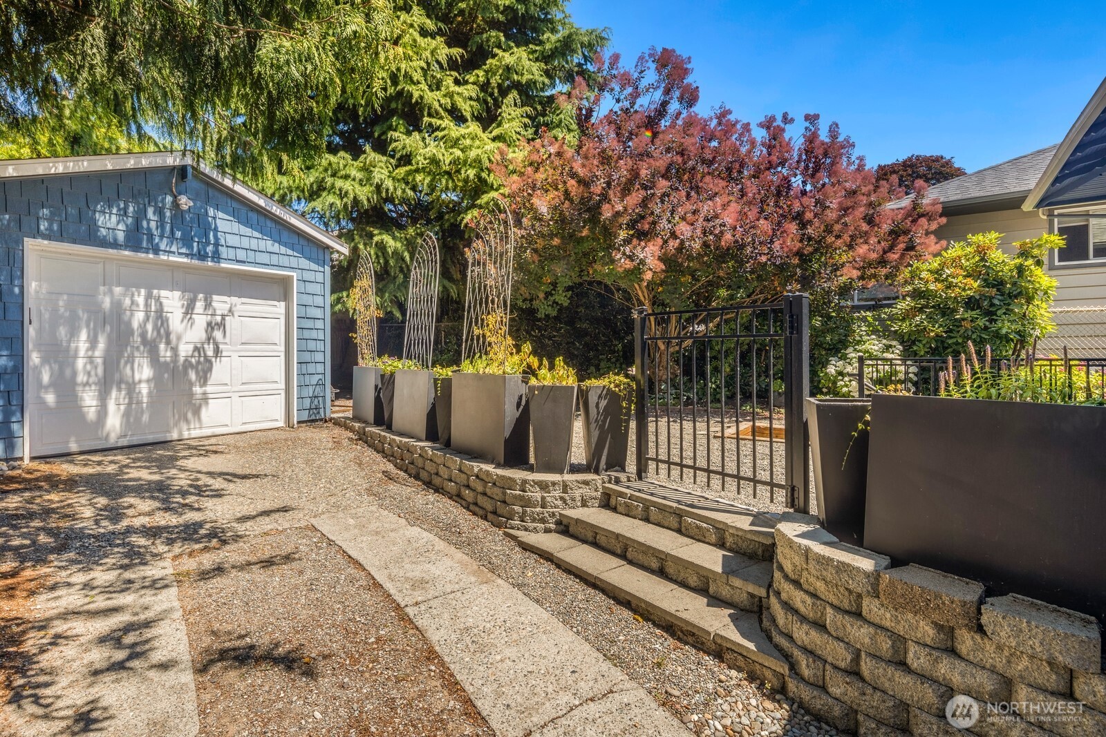 1624 North 50th Street, Unit B Seattle, WA 98103 - Photo 14 of 18 a backyard of a house with table and chairs