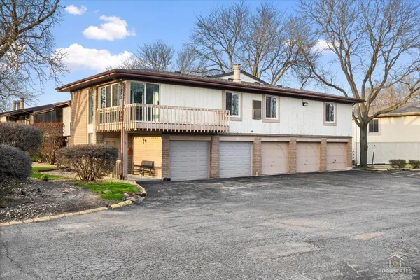 $269,900 | 15713 Orlan Brook Drive, Unit 100, Orland Park, IL 60462