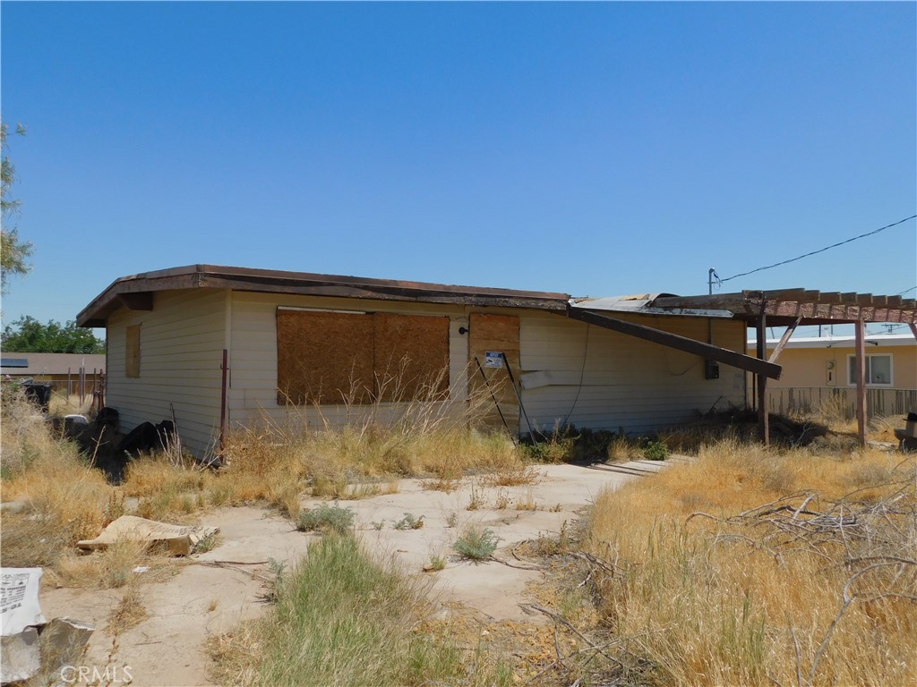 25372 Jade Road Barstow, CA 92311 - Photo 3 of 28 a backyard of a house