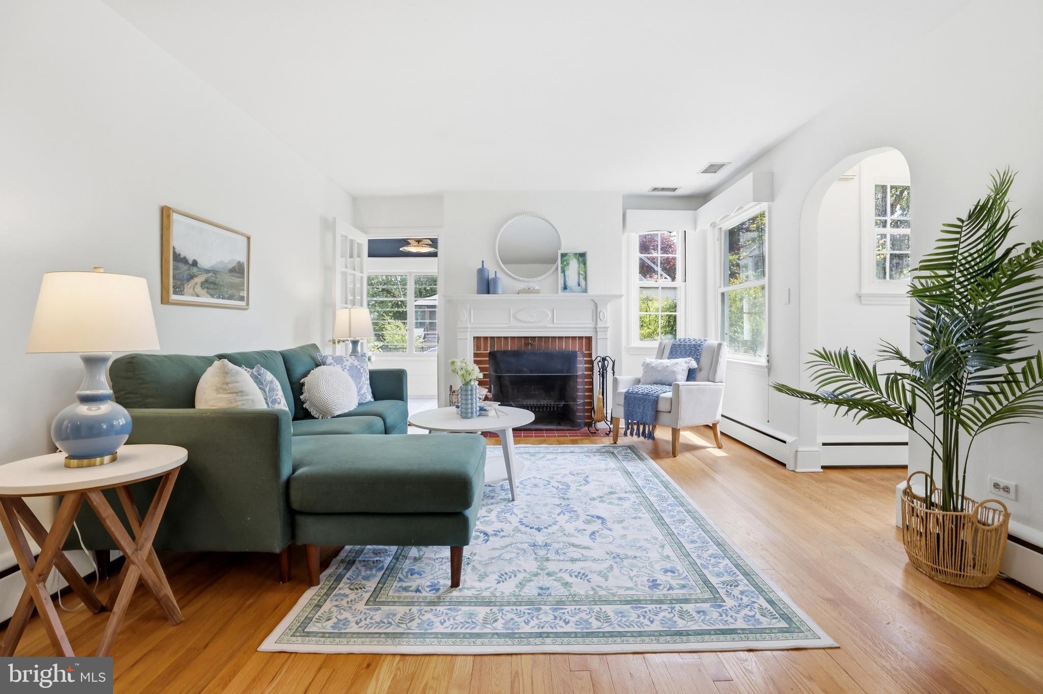 411 Ludlow Road Annapolis, MD 21401 - Photo 2 of 44 Bright and light living room!